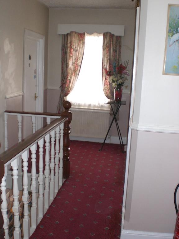 Melville Lodge Gatwick Horley Bagian luar foto